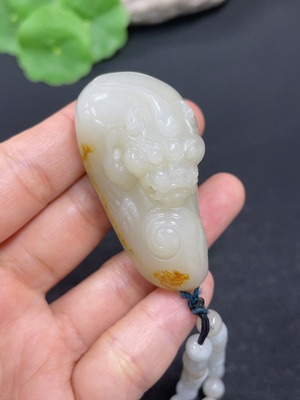 H42954378 和田玉挂件   瑞兽    货品总重约（含链，配翡翠）78.8g    皮色成因未定