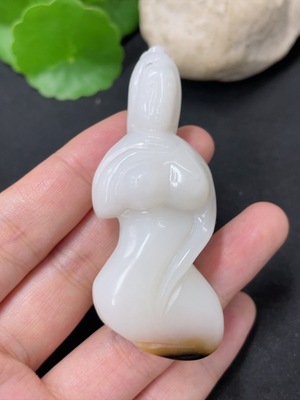 H42956452 和田玉挂件  国色天香 皮色成因未定   货品总重约39.3g
