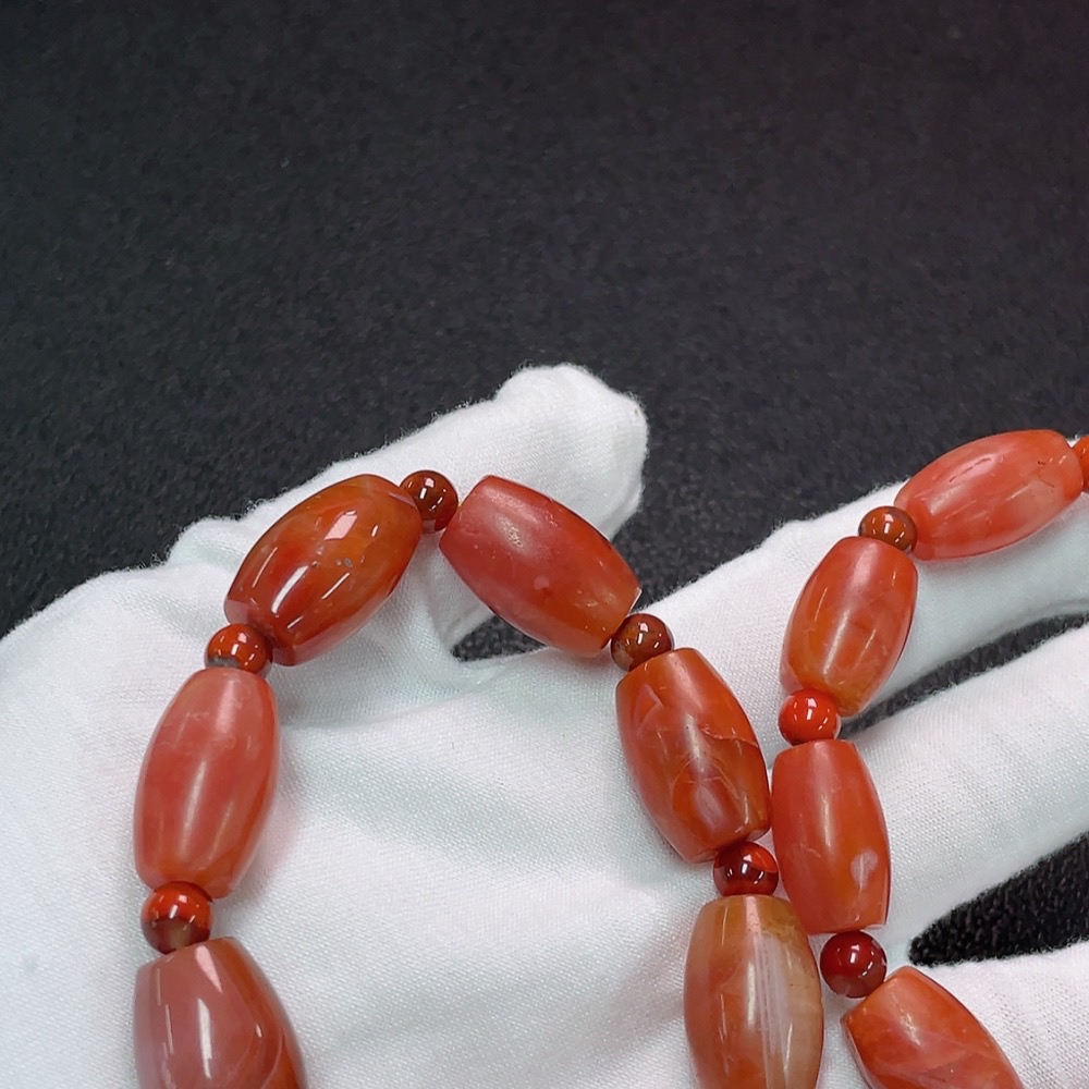 C35091871 Red Agate Bracelet with Visible Organic Matter, Total Weight Approximately 81.46g, Sell as a Lot