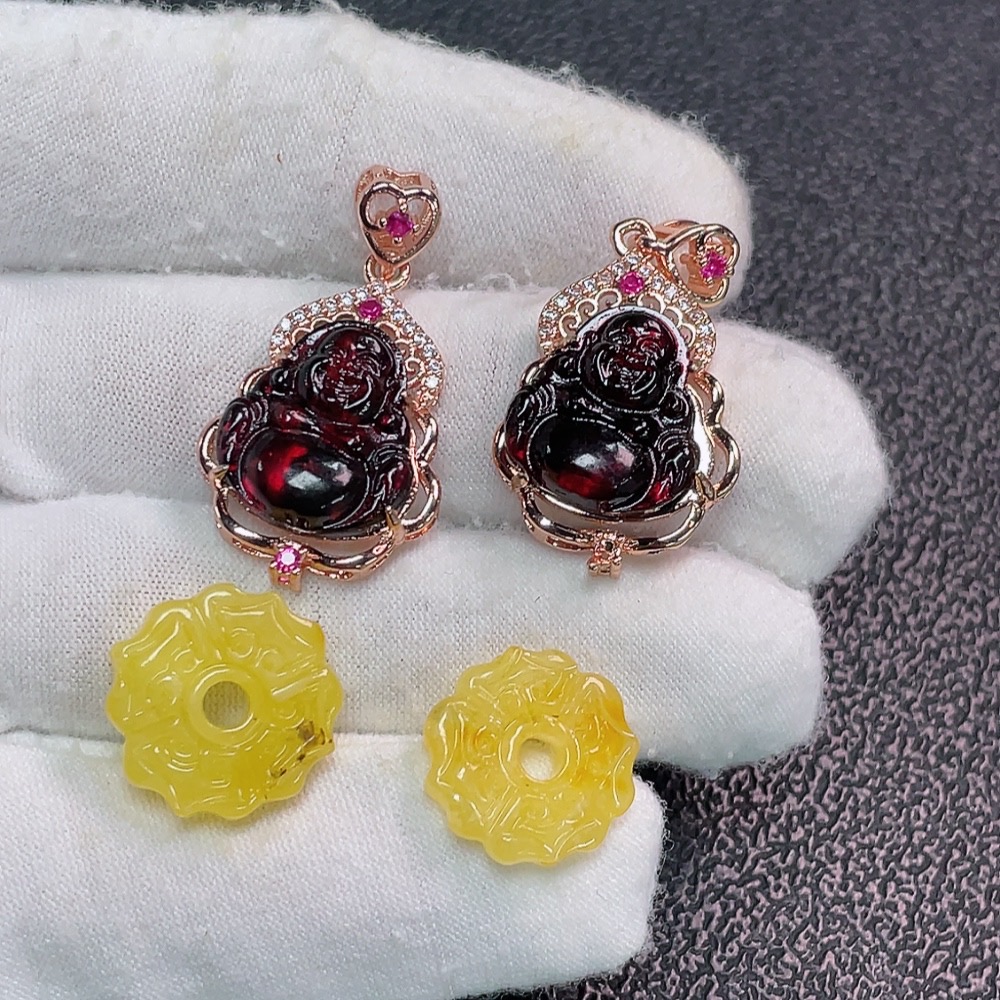 C34038393 Amber Beeswax Pendant Non-Gold Colorless Film Coated Total Weight Approx. 7.93g Sell as a Lot