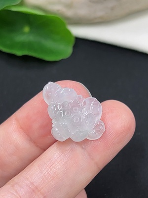 F45426905 翡翠莲花挂件 货品总重约2.3克