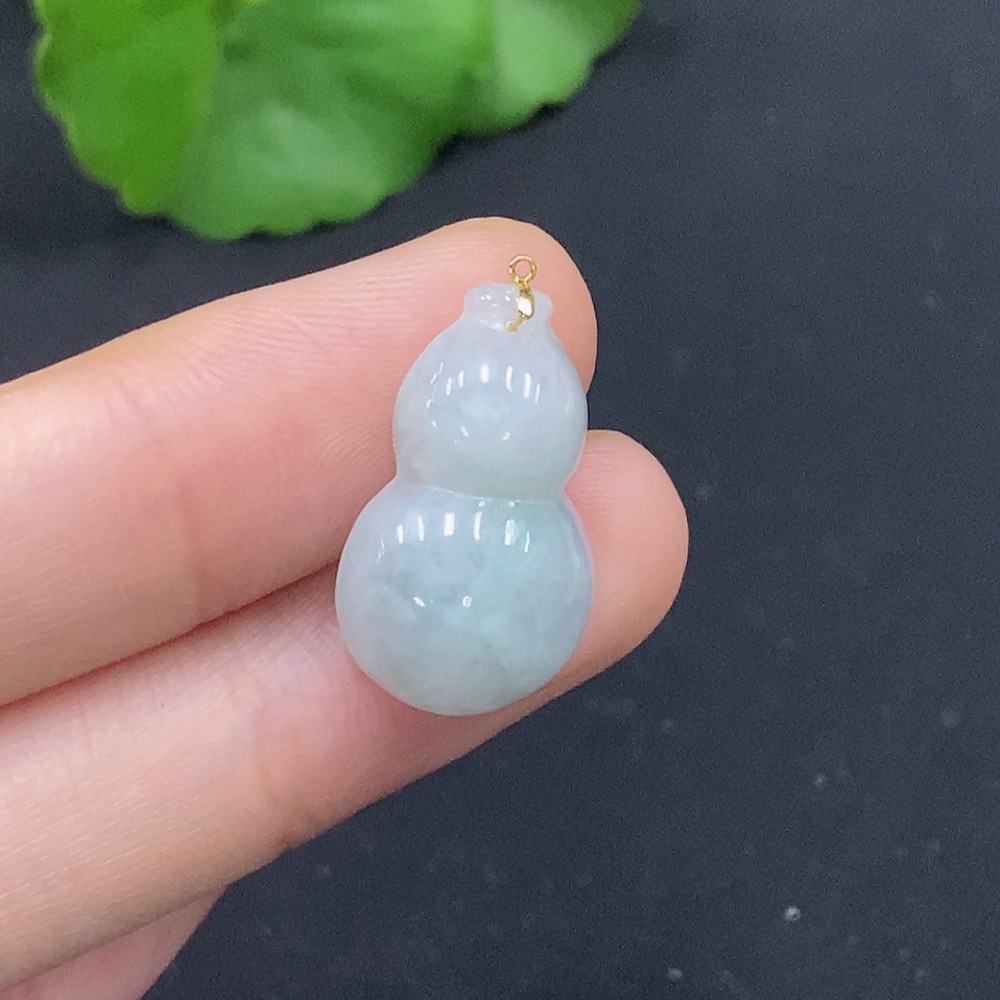 F28202004 Jadeite Gourd Pendant with 18K Gold Clasp, Total Weight Approx. 2.58g
