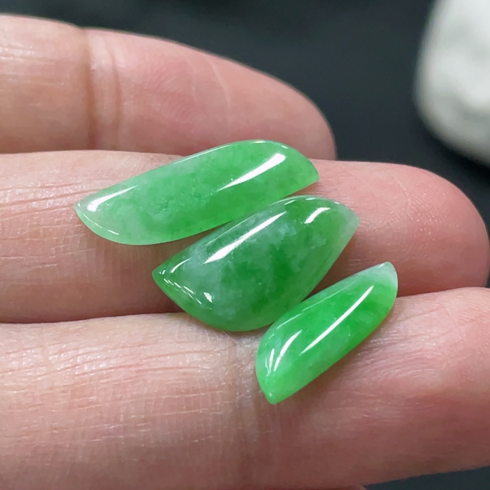 F33837380 Emerald Cabochon
