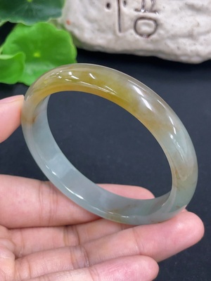 F46492207 翡翠贵妃手镯  货品总重约37.1g  圈口54.7/48.8