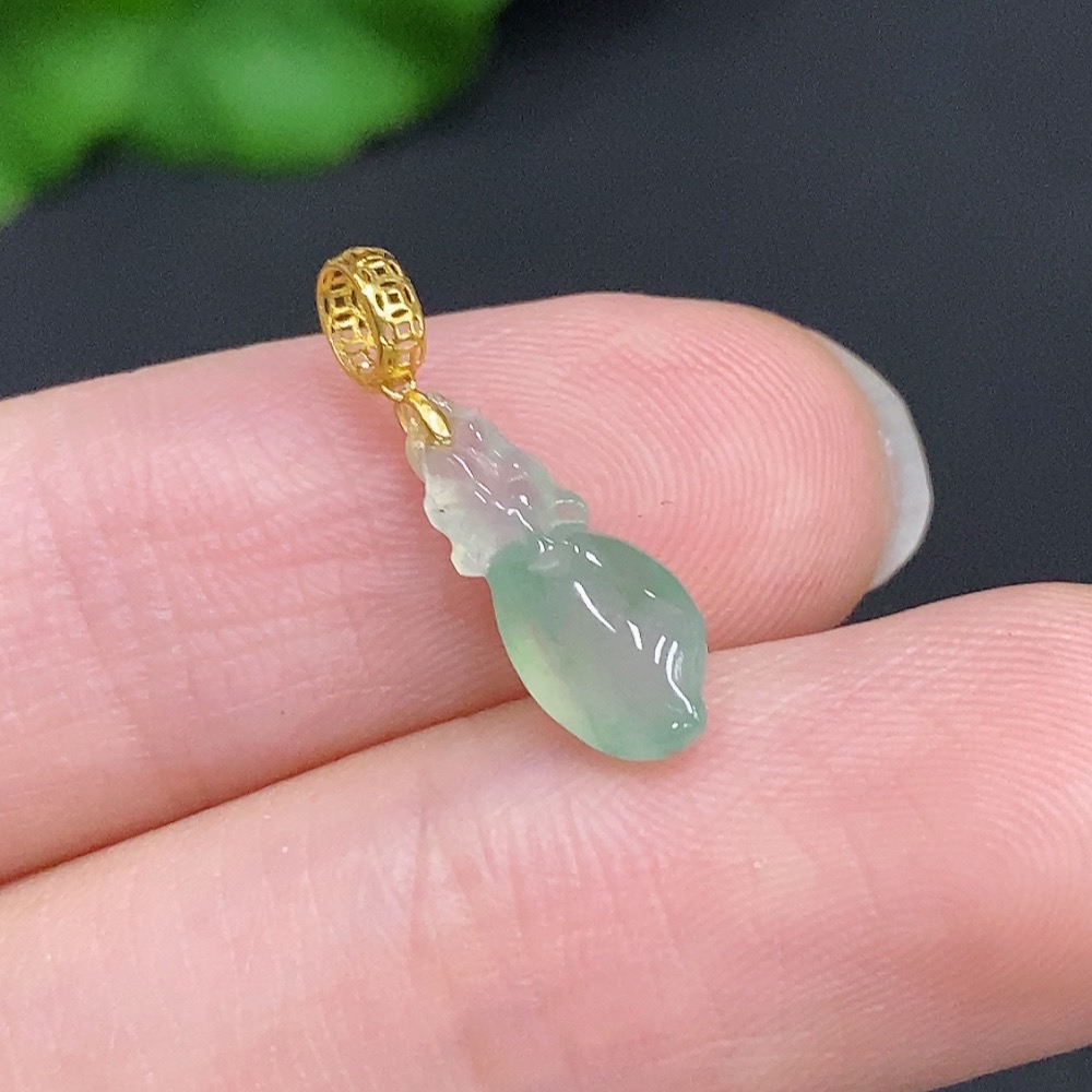 F33941106 Jadeite Auspicious Gourd Pendant with 18k Gold Clasp, Total Weight Approximately 0.3g