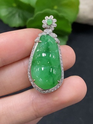 F35132141 Jadeite auspicious bean pendant with 18K gold and diamond accents, total weight approximately 5.38g