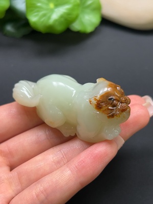 H42980792 和田玉猫挂件 颜色成因未定 总重约55g