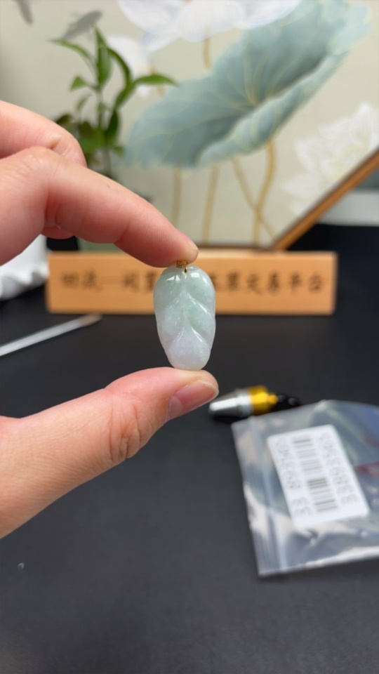 F33893565 Jadeite Leaf Pendant 18K Gold Approx. 3g Total Weight