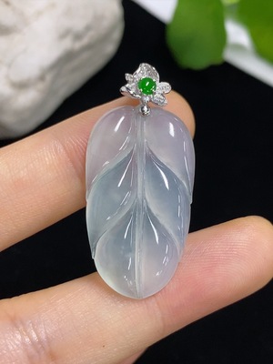 F42978299 翡翠叶子挂件 18k 配镶钻石 货品总重约5.09克