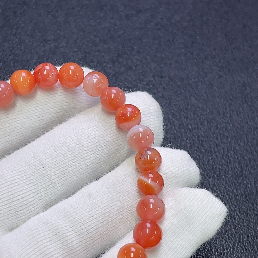 C31618112 South Red Bracelet with Visible Organic Matter, Total Weight Approx. 16.56g, Bead Size About 7.4mm