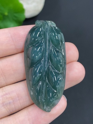 F41925063 翡翠叶子挂件 货品总重量约12.6克