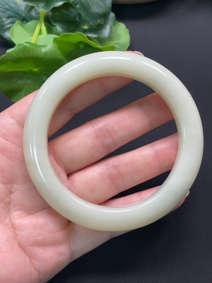 H46527633 和田玉正圈手镯 含其他矿物成分 圈口58.9mm 总重约70g