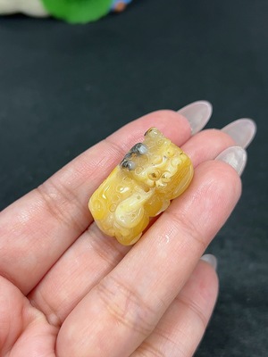 H41811602 黄龙玉挂件 貔貅 货品总重约11g