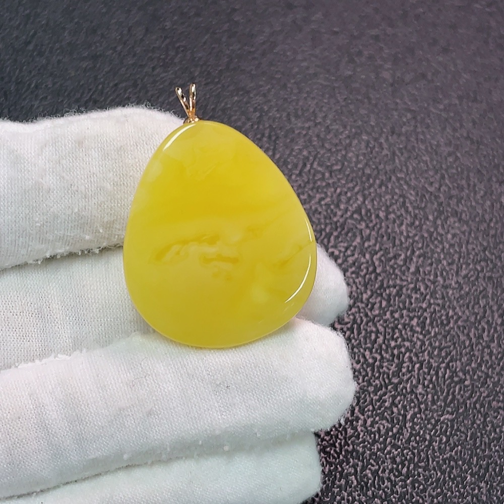 C34990707 Amber Beeswax Pendant 18K Gold Total Weight Approx. 5.89g