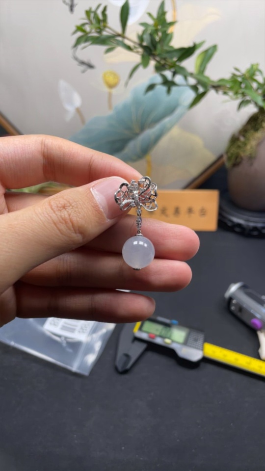 F25880788 Jadeite inlaid pendant 18k, total weight approx. 6.05g