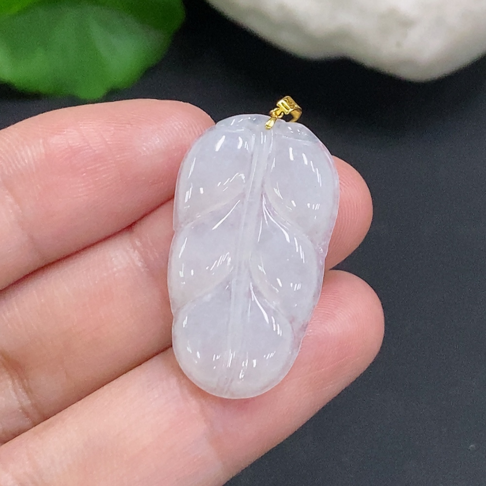 F34049829 Jadeite Leaf Pendant with 18K Gold Clasp, Total Weight Approximately 3.2g
