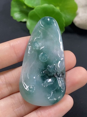 F43172257 翡翠连年有鱼挂件  含其他矿物成分 货品总重约15.76g