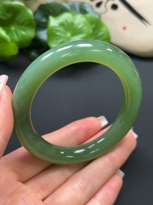 H42980841 和田玉圆条手镯 圈口53.6mm 总重约52.8g