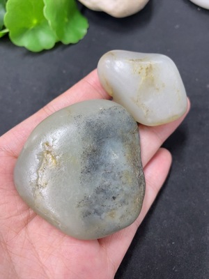 H40775473 和田玉    皮色成因未定  货品总重约103.1g