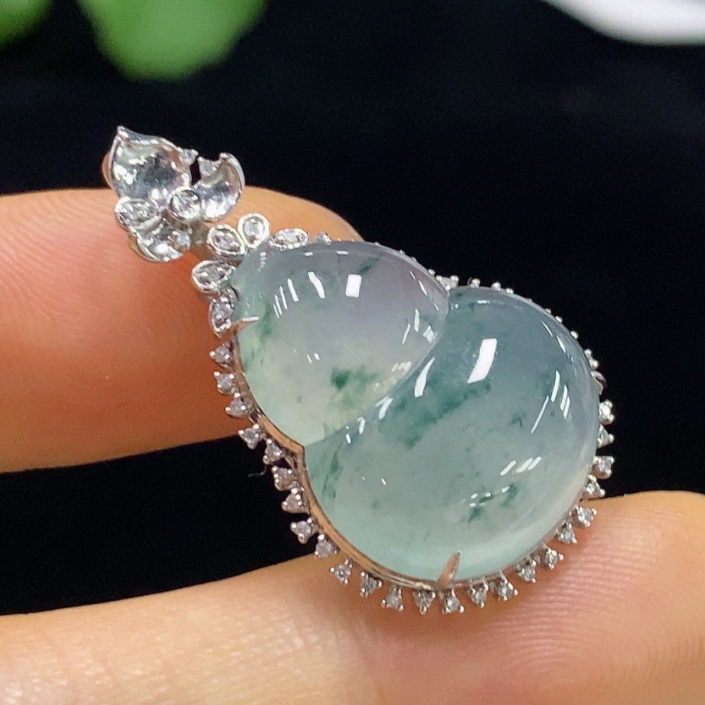 F34976090 Jadeite Gourd Inlaid Pendant with 18K Gold and Diamonds, Total Weight Approximately 4.57g