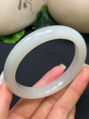 H46528653 和田玉正圈手镯 圈口60.6mm 总重约53.17g