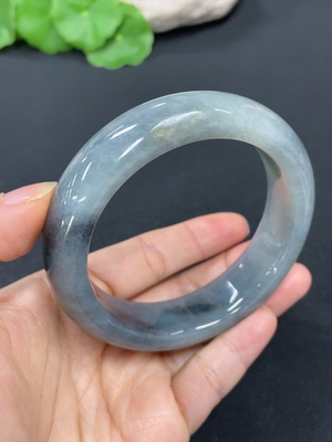 H41824593 和田玉正圈手镯    圈口60.4    货品总重约91.3g   皮色成因未定
