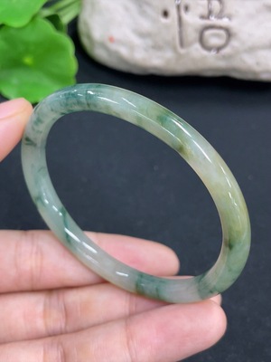F46562335 翡翠贵妃手镯 圈口54.4/47.7 颜色成因未定 货品总重约18.73g