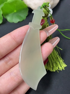 H39571144 和田玉挂件  宝刀  配珠非和田玉  货品总重约（含绳）13g