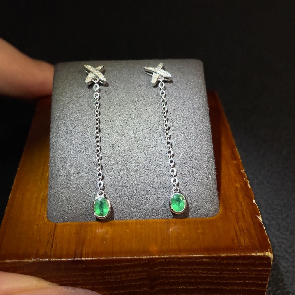 C29341555 Emerald Inlaid Earrings 18K Gold Total Weight Approx. 1.02g Clarity Enhanced