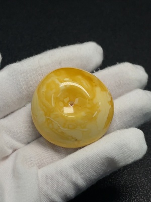 C34041029 Amber Beeswax Pendant, Total Weight Approx. 13.21g