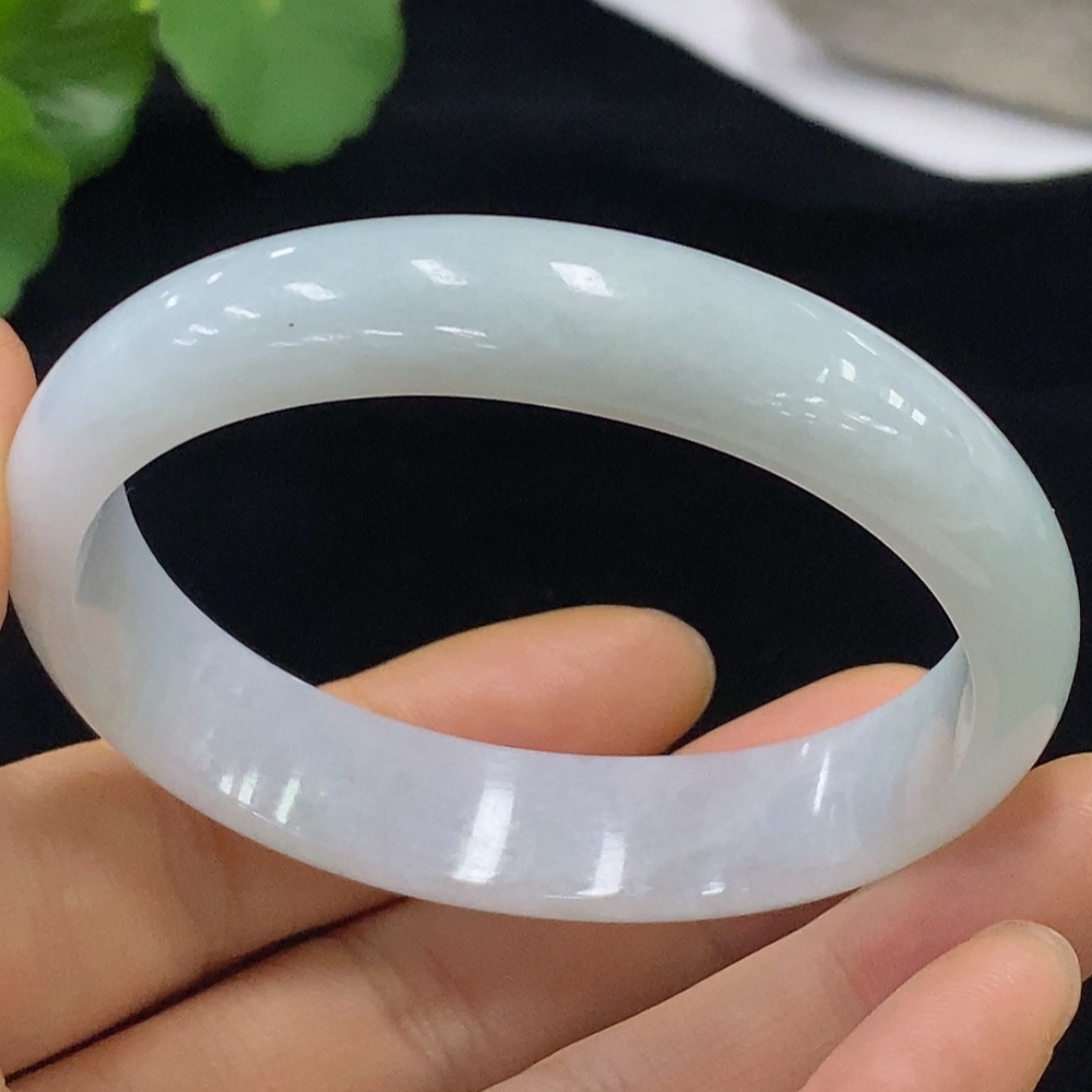 F33835074 Imperial Concubine Jadeite Bangle 55.3/49.6 loop size total weight approx. 38.14g