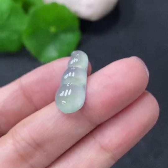 F35088648 Jadeite auspicious bean inlay piece with a total weight of approximately 1.42g