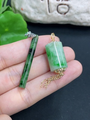 F46563679 翡翠挂件 一手走 非金 含其他矿物成分