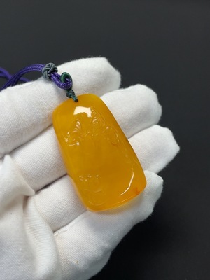 C46582741 琥珀蜜蜡挂件 含绳 货品总重约9.72g 局部可见修补