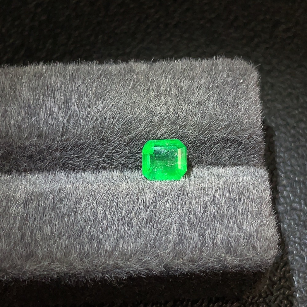 C29340691 Emerald Rough Stone Total Weight Approximately 1.31 Carats Clarity Enhanced