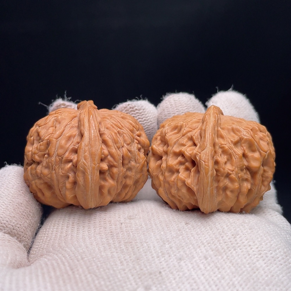 W26987076 Four Towers Walnut, total weight about 30.2g, size approx. 38.3mm