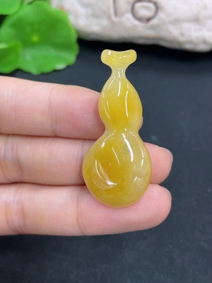 F46562434 翡翠挂件     颜色成因未定      货品总重约8.2g