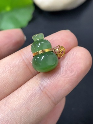 H43151527 和田玉碧玉挂件  葫芦  扣头18k金 主体含金量67%   货品总重约2.1g