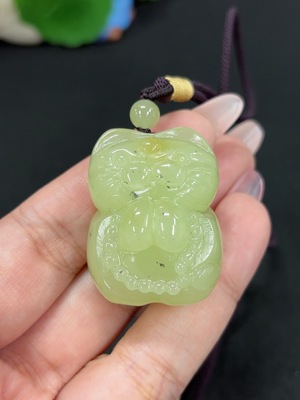 H46586706 和田玉挂件  货品总重约【含绳】36.1g 含其他矿物成分