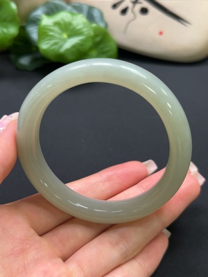 H41917302 和田玉正圈手镯 圈口56.1mm 总重约51.6g