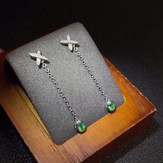 C29341555 Emerald Inlaid Earrings 18K Gold Total Weight Approx. 1.02g Clarity Enhanced