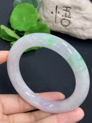 F46564019 翡翠圆条手镯  货品总重约76.6g 圈口57.7