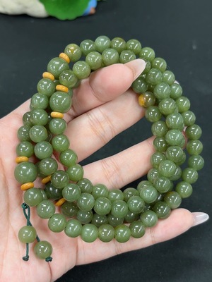 H46521077 和田玉珠链 卡8.2mm左右 货品总重约105.6g 皮色成因未定 含其他矿物成分