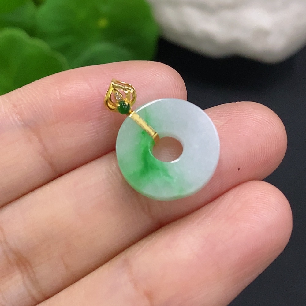 F31648224 Jadeite Donut Pendant with 18K Gold Clasp, Total Weight Approx. 1.5g