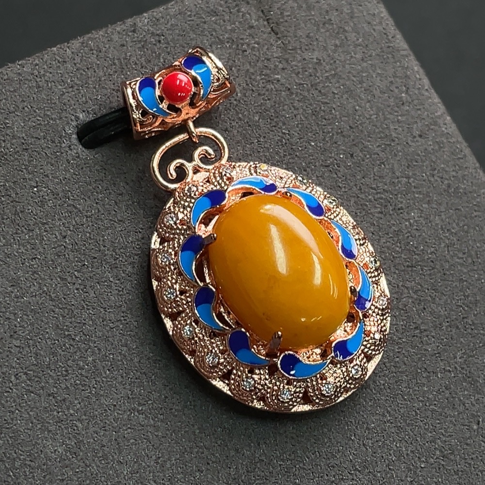 C15571325 Amber and Beeswax Inlaid Pendant, Non-Gold Setting, Total Weight Approx. 7.37g