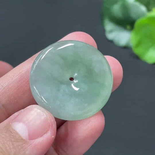 F24773445 Jadeite Peace Knot Pendant, Approx. 10.4g