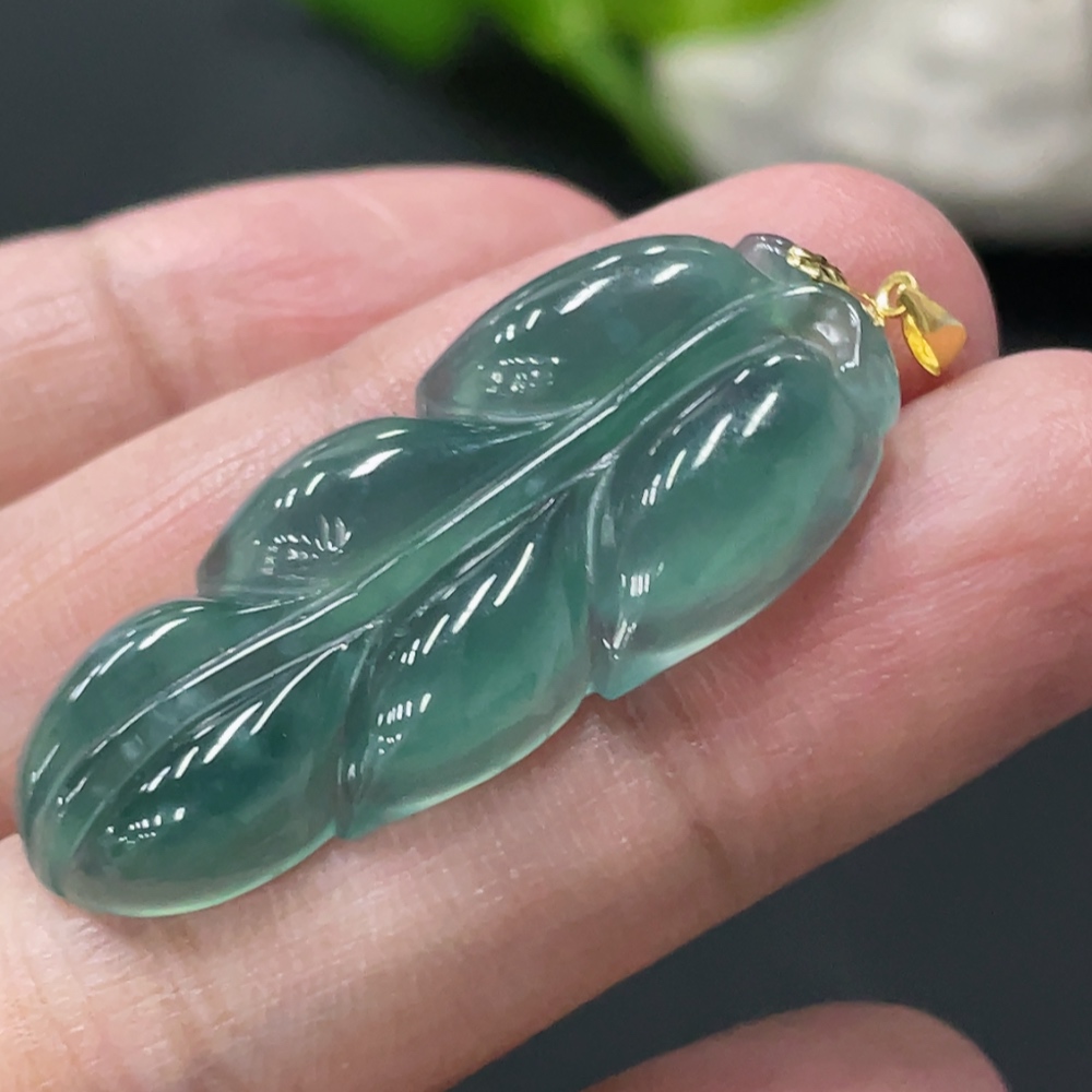 F34999359 Jadeite Leaf Pendant with 18K Gold Clasp, Total Weight Approx. 4.7g
