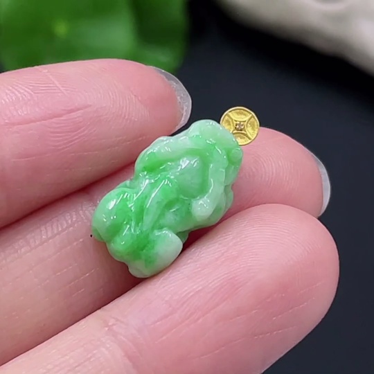 F26997751 JadeitePixiu Pendant with 18K Gold Clasp, Total Weight Approx. 1.9g