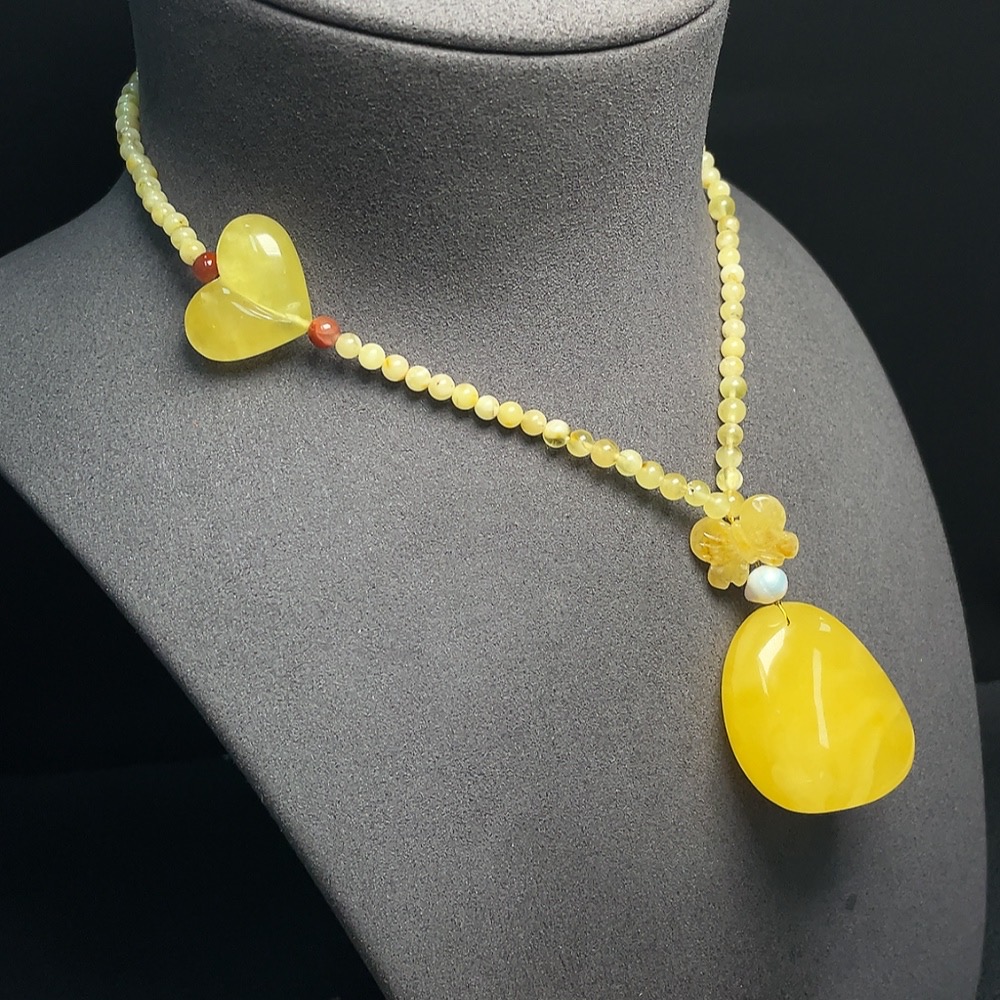 C34952542 Amber Beeswax Pendant with Pearl + Southern Red Agate, Carved Piece Coated with Colorless Film, Non-Gold, Total Weight Approx. 19.35g, Including Chain