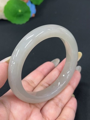 H42979327 和田玉正圈手镯 圈口58.2 货品总重约63.4g